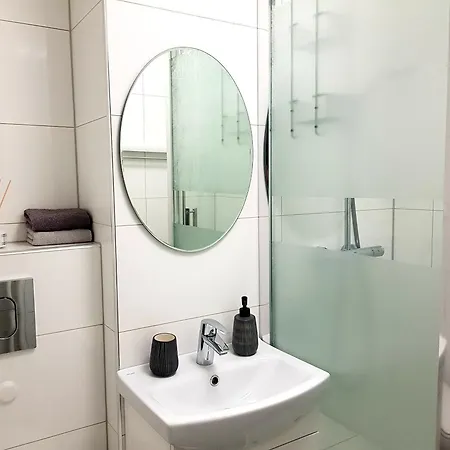Wygodny Dwupokojowy Pomiedzy Lotniskiem A Centrum Apartman
